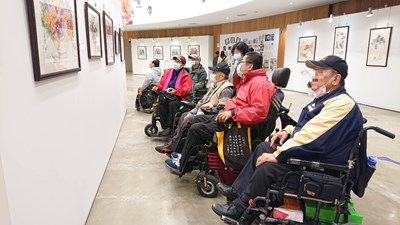 中市府邀長者看畫賞燈　白嘉莉盛情接待
